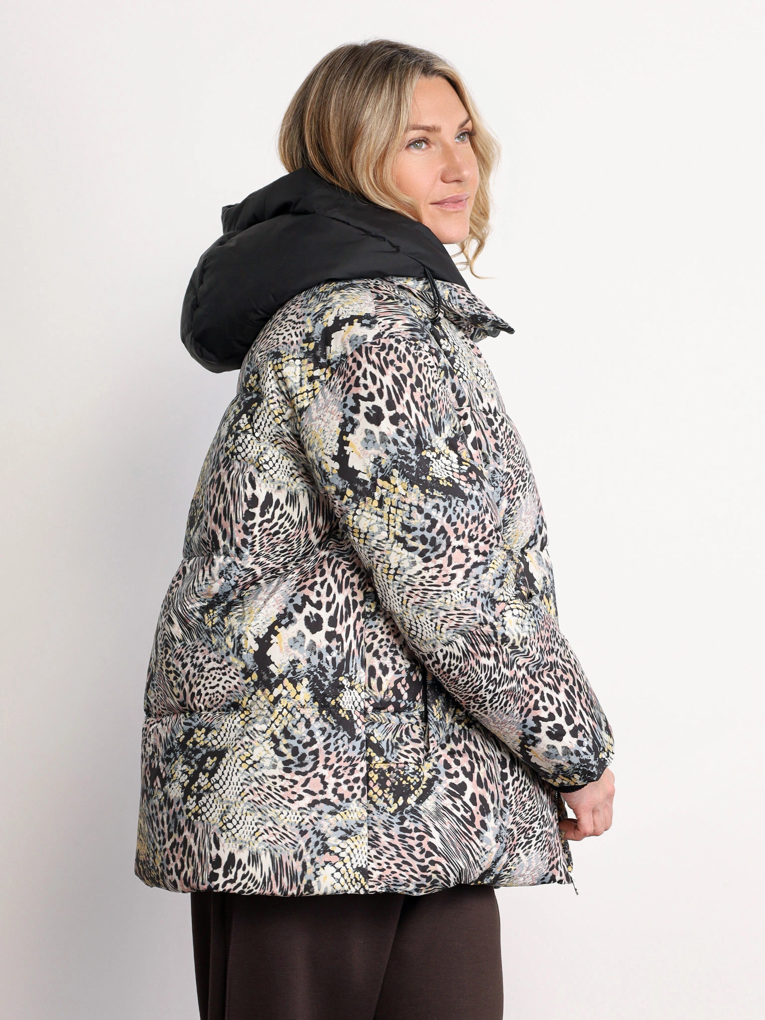 Пуховик с анималистичным принтом цвета мульти с капюшоном-манишкой